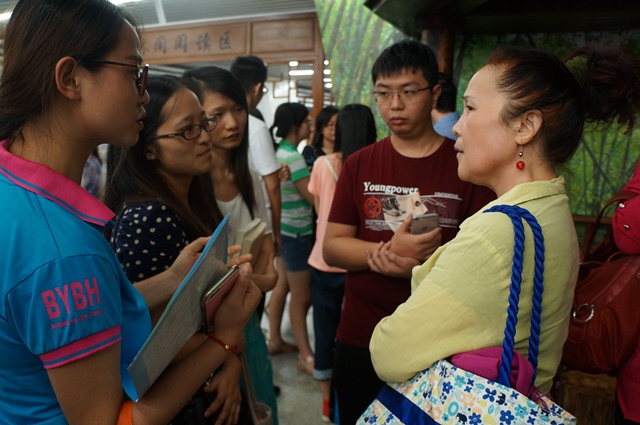 女硕士寻亲感人重逢之旅，志愿者细述细节