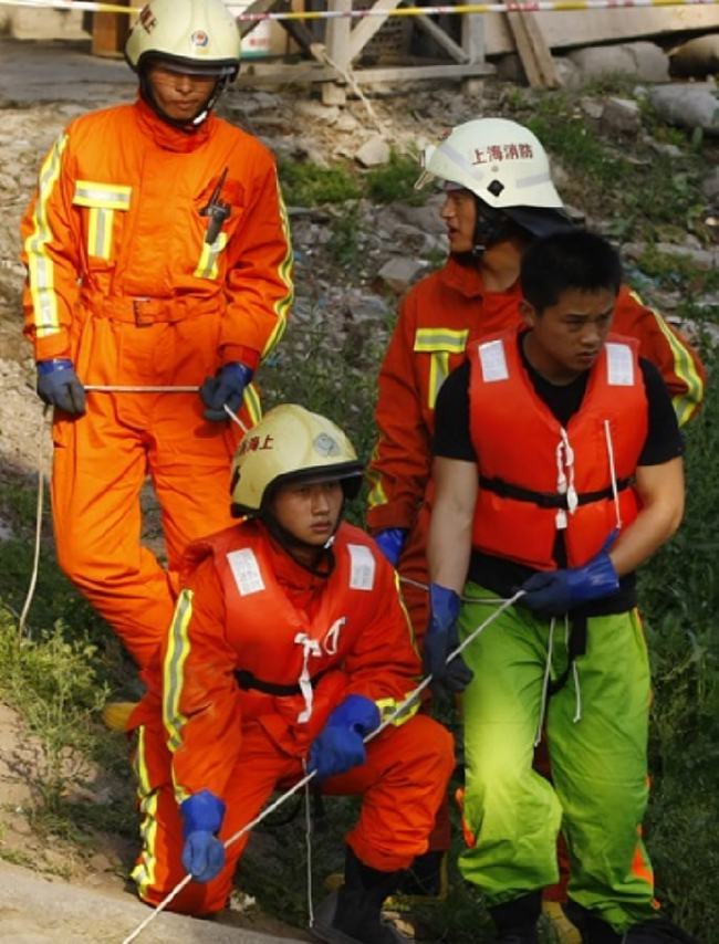 消防员拼死救起落水女孩