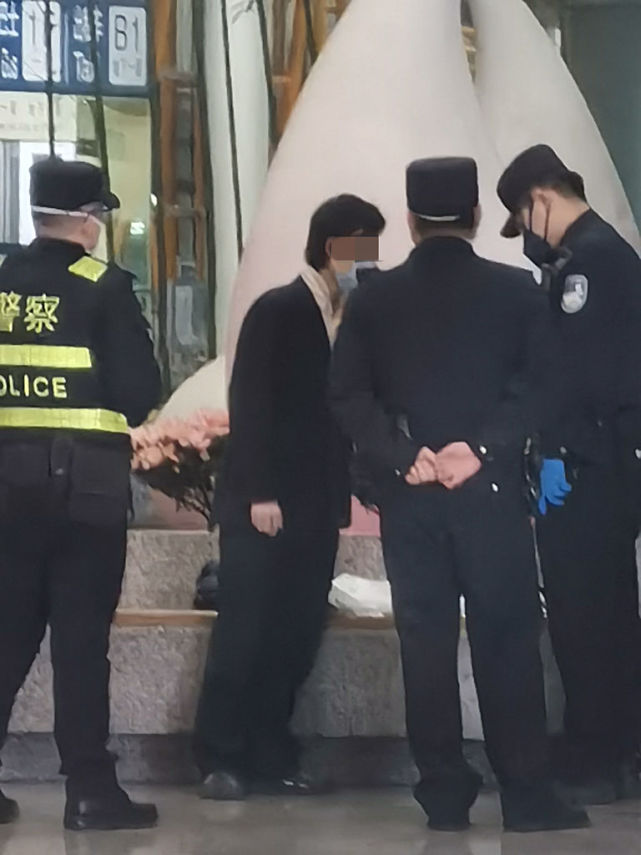 杭州警察被指骚扰女子，警方职责范围引争议