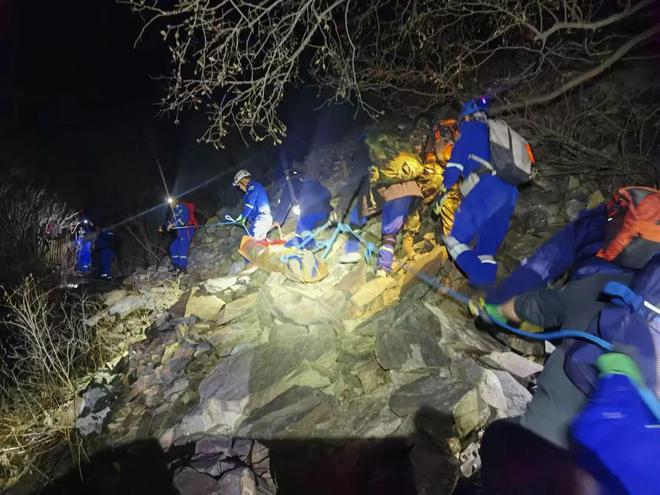 男子带娃登山身亡，孩子以为是睡着，登山意外，男子带娃身亡，孩子未察觉，男子带娃登山失踪，孩子无察觉，登山悲剧，男子带娃身亡，孩子以为是睡着，男子带娃登山意外，孩子未察觉