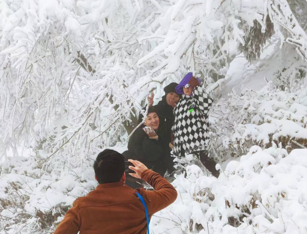 冰雪运动，让人上瘾的魅力，冰雪运动为何让人着迷？，冰雪运动让人越来越上瘾，冰雪运动，越来越被吸引，冰雪运动，让人欲罢不能