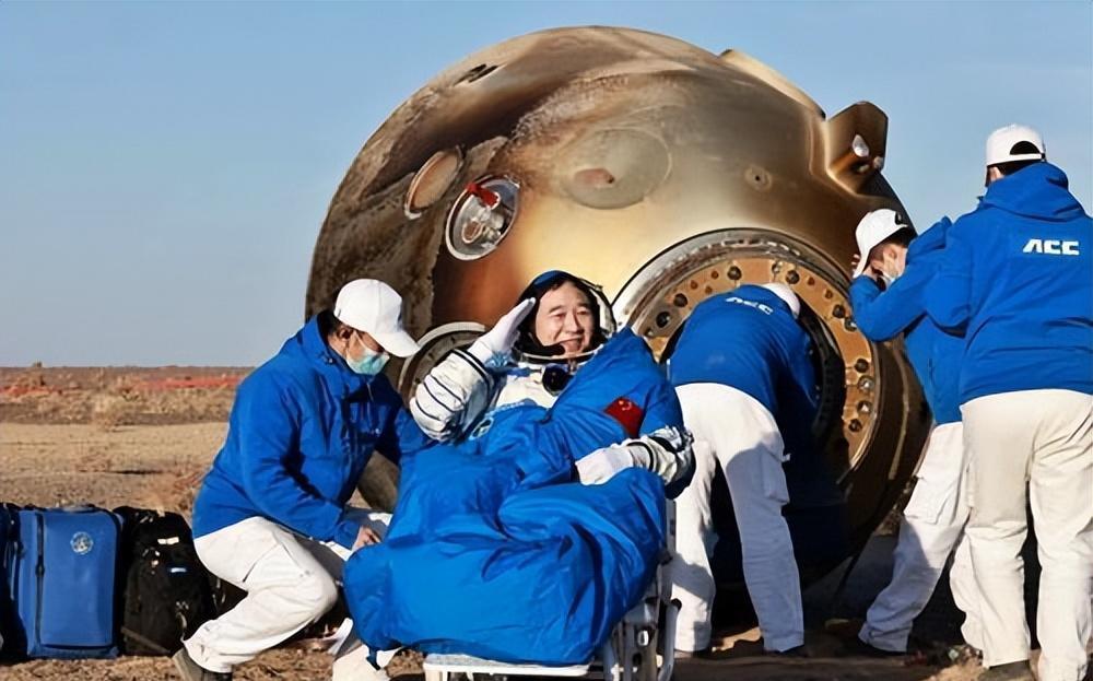 神十九航天员首次出舱任务圆满成功