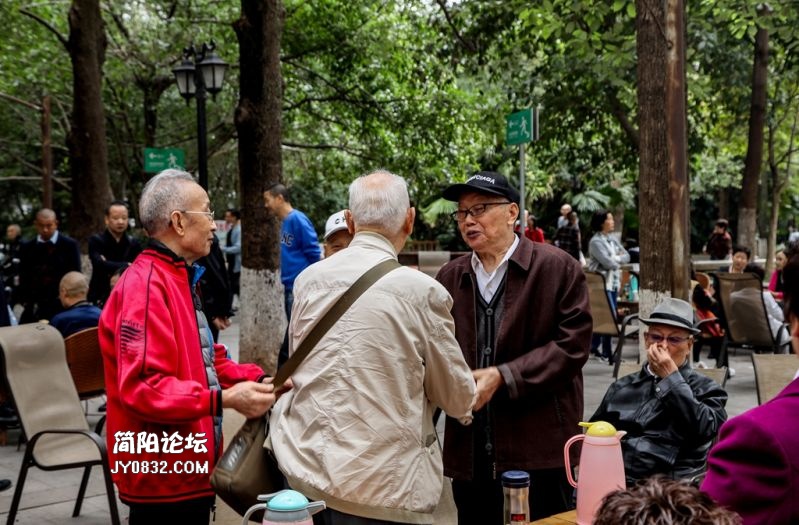 95岁老兵公园偶遇74年未见的战友