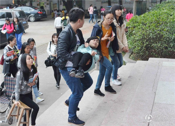 艺考女生被同学抱摔，面试全遭拒收，同学抱摔艺考女生，被拒绝入学，艺考生被同学抱摔，面试遭拒，同学抱摔艺考生，被拒绝入学，艺考生被同学抱摔，入学被拒绝