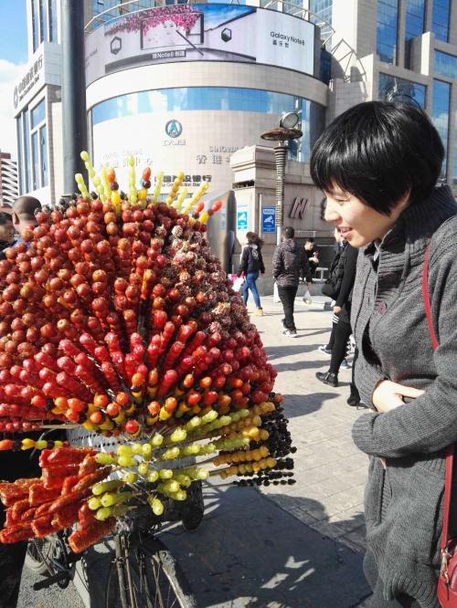 哈尔滨街头1600根蔓越莓冰糖葫芦