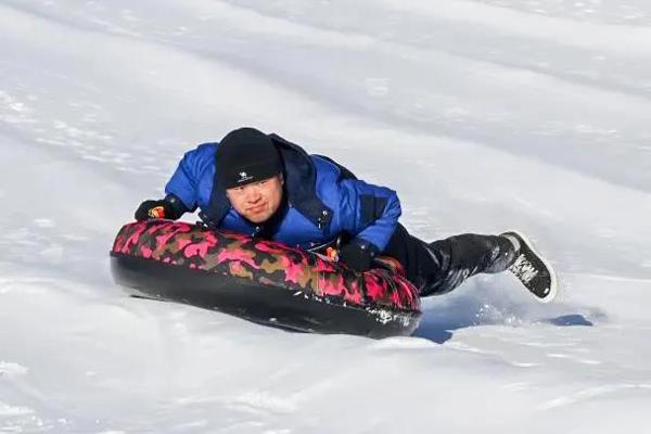 冰雪大世界开园火爆，游客凌晨三点裹棉被排队，冰雪大世界一周内成人票售罄，火爆程度超乎想象，冰雪大世界火爆原因，游客热情超乎预期，冰雪大世界火爆，对其他旅游景区有何借鉴意义？